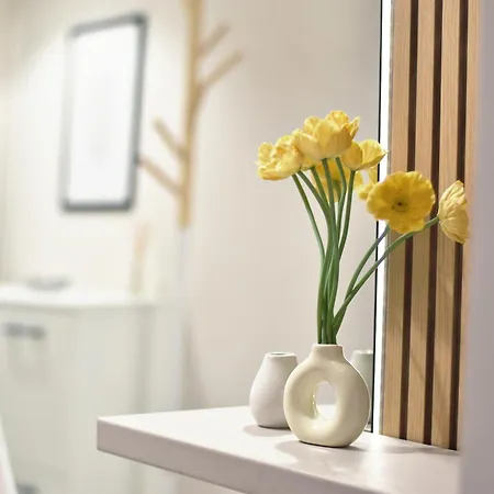 Luxury Boutique 2-bedroom Downtown アパート